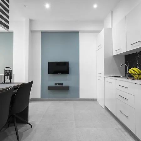 New Era, Nilie Hospitality Mgmt 아파트